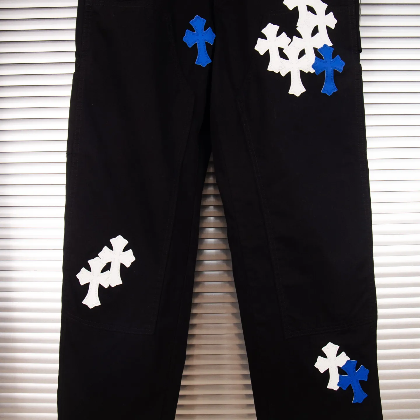 P260 Chrome Hearts Chrome Hearts black denim with white and blue multi-leather hot jeans. CH jeans need to be washed and then disassembled and hand-stitched with sheepskin cross leather and then spliced ​​to complete. The whole piece has too many craftsmanship to explain. The patchwork cross pattern is embellished, and the high-waisted washed jeans! ! Absolutely high-end luxury products, god-level single products, super popular products, made with top heavy industry, a magic weapon that cannot be missed. About Kroxin This is an extremely luxurious fashion brand, which can also be called the aristocrats of the high street. It has always been an exclusive brand for some hipsters or rich second generation. Compared with ordinary high streets, it is more luxurious and noble. Compared with luxury brands, it has a more fashionable personality and has always been a brand that I have a special liking for. Style number: 1765# Color: black Size: 28 30 32 34 36